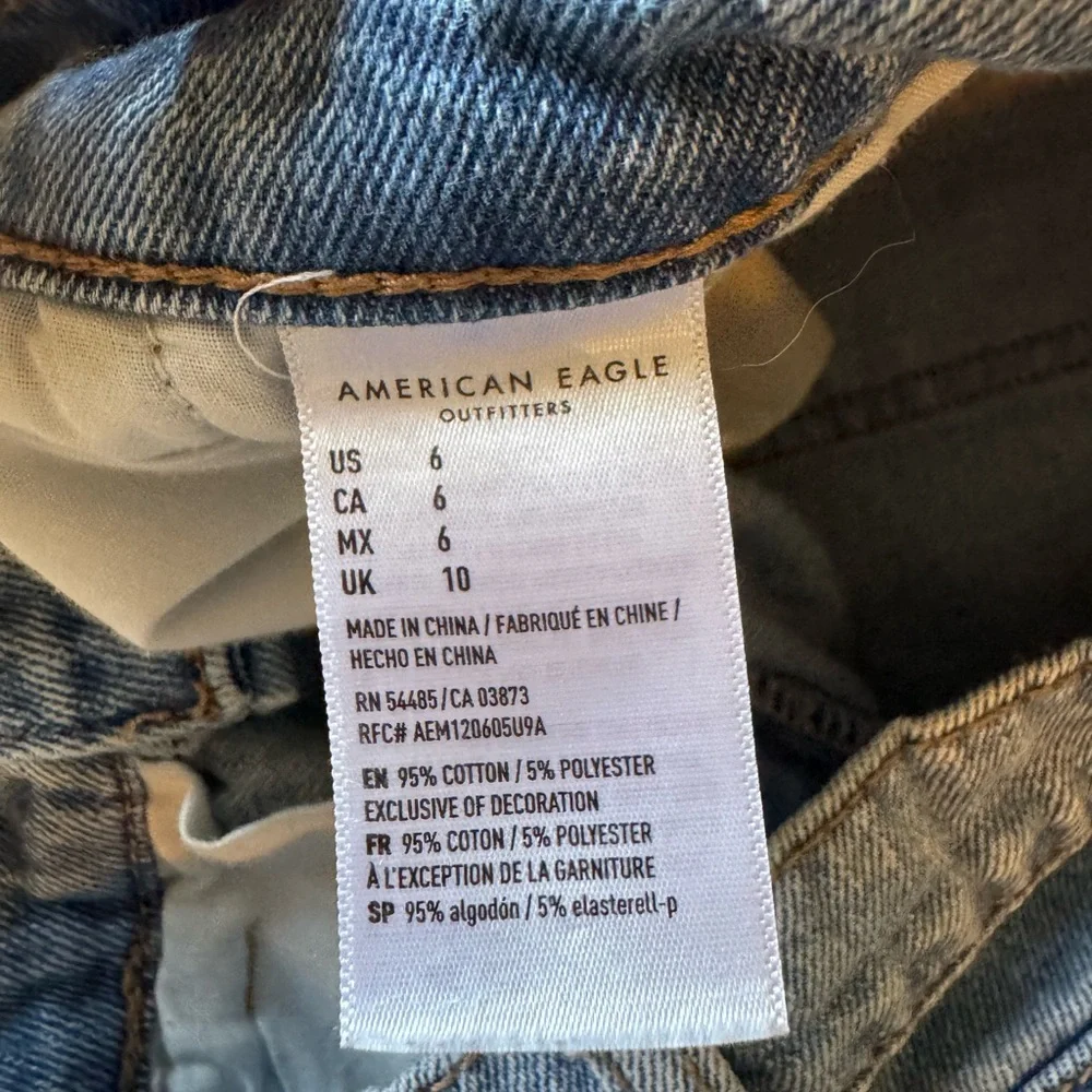 American Eagle Mom Shorts Women’s 6 Light Wash Denim High Rise Cuffed Casual